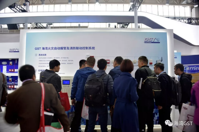 海灣消防展位前吸引了眾多的參觀者